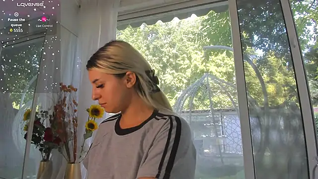 Snapshot of Ella_Vee chatting on 06-27-26, 06:40 Ella Vee online show from 06-27-26, 06:40