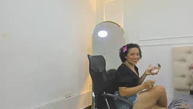 Snapshot of charlotte_dante212 chatting on 01-15-26, 04:17 charlotte dante212 online show from 01-15-26, 04:17