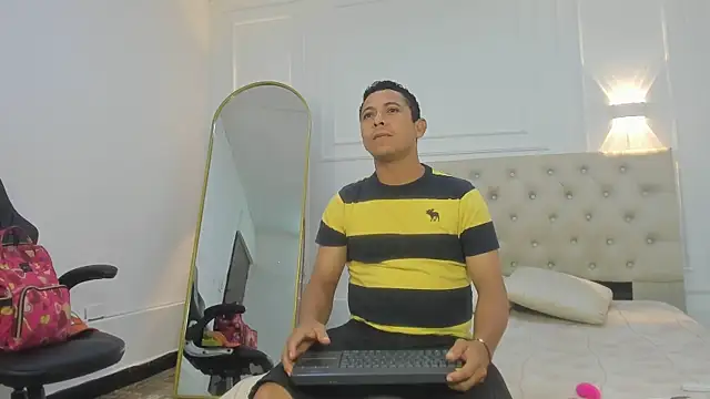 Snapshot of charlotte_dante212 chatting on 02-09-26, 03:32 charlotte dante212 online show from 02-09-26, 03:32