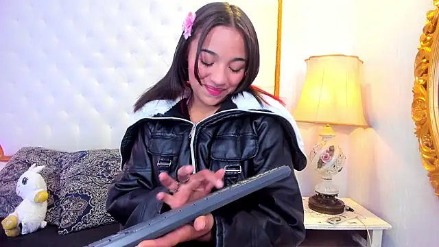 Manelyk evanss  online show from 10-21-25, 11:00