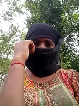 Snapshot of Pari_queen_44 chatting on 10-23-25, 06:45 Pari queen 44 online show from 10-23-25, 06:45