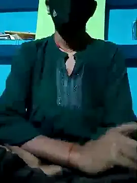 Snapshot of Pari_queen_44 chatting on 10-28-25, 08:22 Pari queen 44 online show from 10-28-25, 08:22