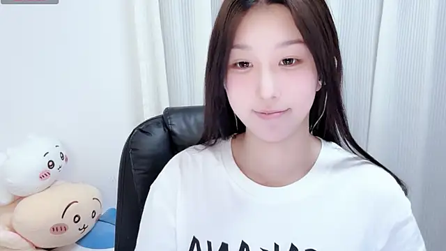 Snapshot of Winnie666- chatting on 12-15-25, 05:17 Winnie666- online show from 12-15-25, 05:17