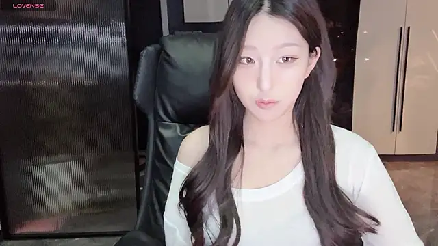 Snapshot of Winnie666- chatting on 02-06-26, 03:15 Winnie666- online show from 02-06-26, 03:15