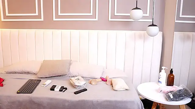 Tayler Kim online show from 11-30-25, 04:33