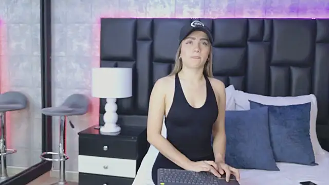 Snapshot of ZoeWilliis chatting on 11-03-25, 12:39 ZoeWilliis online show from 11-03-25, 12:39