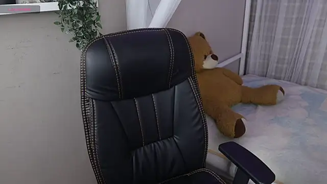 Snapshot of Mystic_blue chatting on 11-19-25, 12:49 Mystic blue online show from 11-19-25, 12:49