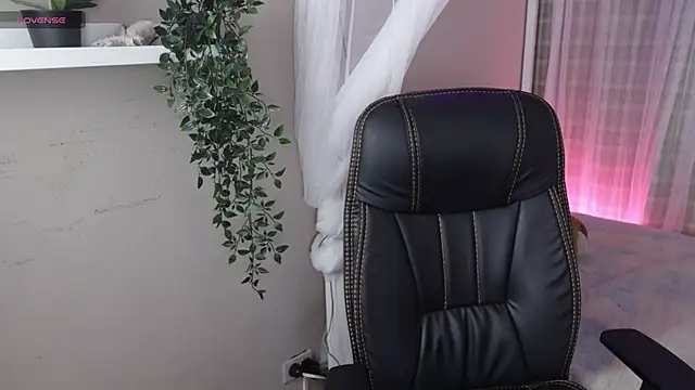 Snapshot of Mystic_blue chatting on 11-20-25, 12:49 Mystic blue online show from 11-20-25, 12:49