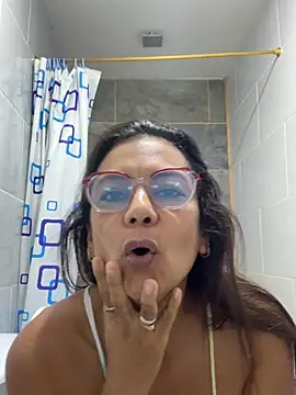 Snapshot of YadiraOrozco chatting on 01-10-26, 01:24 YadiraOrozco online show from 01-10-26, 01:24