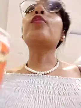 Snapshot of Regina_Shine chatting on 11-21-25, 10:41 Regina Shine online show from 11-21-25, 10:41