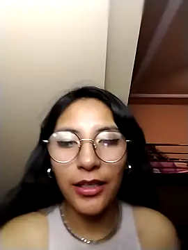 Snapshot of Regina_Shine chatting on 12-14-25, 08:30 Regina Shine online show from 12-14-25, 08:30