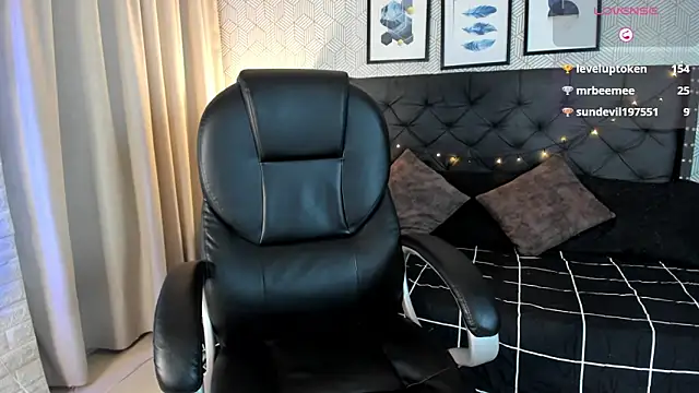 Snapshot of sophie__blare chatting on 02-10-26, 07:07 sophie blare online show from 02-10-26, 07:07