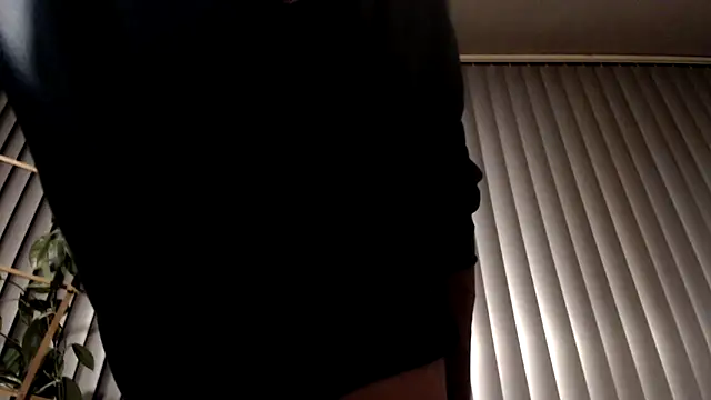 Snapshot of BiglovelyXXL chatting on 09-28-25, 12:27 BiglovelyXXL online show from 09-28-25, 12:27