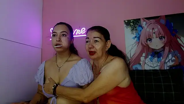 Snapshot of estefania_34 chatting on 10-08-25, 07:22 estefania 34 online show from 10-08-25, 07:22