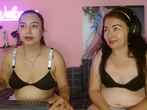 Snapshot of estefania_34 chatting on 10-09-25, 08:07 estefania 34 online show from 10-09-25, 08:07