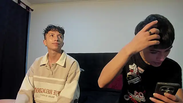 Snapshot of mhatias_ chatting on 11-13-25, 03:05 mhatias online show from 11-13-25, 03:05