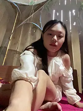 Snapshot of mai-xinh chatting on 10-18-25, 11:27 mai-xinh online show from 10-18-25, 11:27