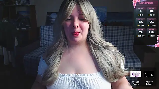 Snapshot of EmillyBones chatting on 12-14-25, 11:15 EmillyBones online show from 12-14-25, 11:15