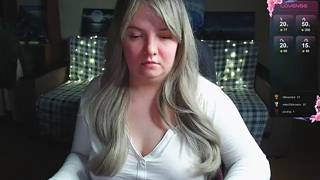 Snapshot of EmillyBones chatting on 12-14-25, 11:20 EmillyBones online show from 12-14-25, 11:20