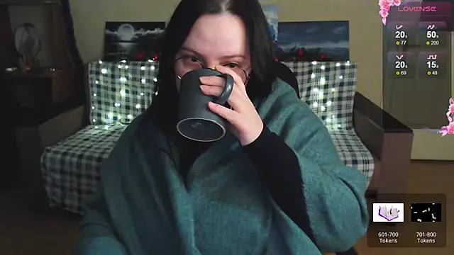 Snapshot of EmillyBones chatting on 12-19-25, 07:32 EmillyBones online show from 12-19-25, 07:32