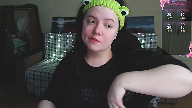 Snapshot of EmillyBones chatting on 12-21-25, 08:38 EmillyBones online show from 12-21-25, 08:38