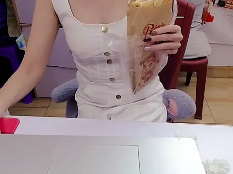 Snapshot of Funnygirl_9x chatting on 12-15-25, 01:32 Funnygirl 9x online show from 12-15-25, 01:32