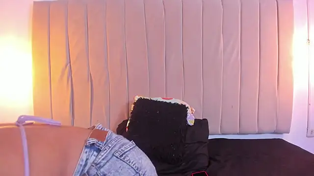 Snapshot of escar_let chatting on 02-06-26, 03:33 escar let online show from 02-06-26, 03:33