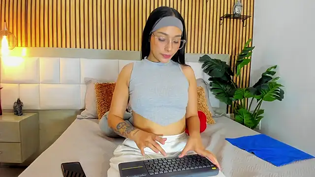 Snapshot of Roseaurora chatting on 10-02-25, 12:23 Roseaurora online show from 10-02-25, 12:23