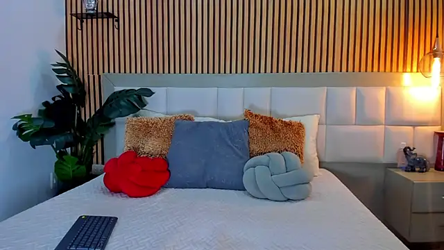 Roseaurora online show from 01-19-26, 01:04