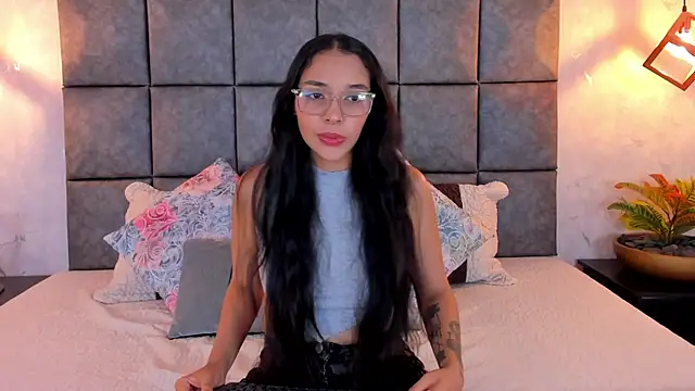 Roseaurora online show from 06-18-26, 10:52