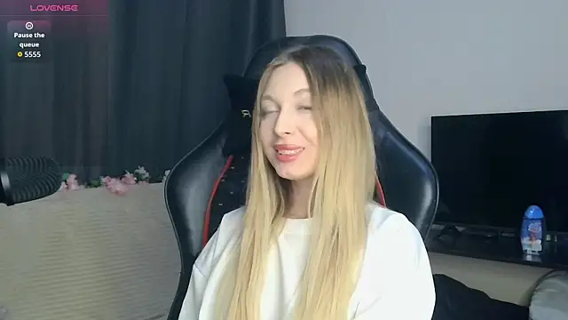 Snapshot of BabbbyFoxxx chatting on 10-27-25, 12:58 BabbbyFoxxx online show from 10-27-25, 12:58