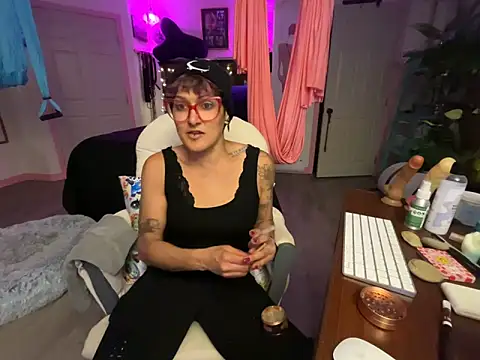 Snapshot of kinkycanner chatting on 03-25-26, 05:57 kinkycanner online show from 03-25-26, 05:57
