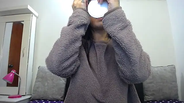 Snapshot of Taylormegan chatting on 10-16-25, 02:07 Taylormegan online show from 10-16-25, 02:07