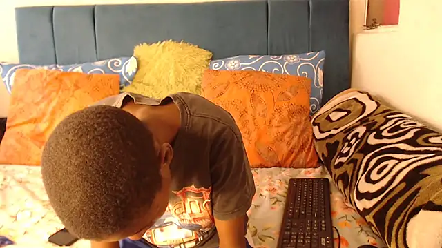 SweetSlenderChoc online show from 04-29-26, 12:31