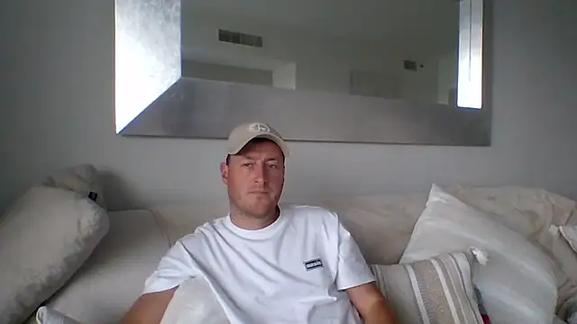 Snapshot of Londonlad818 chatting on 04-10-26, 04:44 Londonlad818 online show from 04-10-26, 04:44