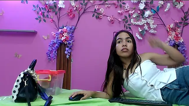 skinnysofia18 online show from 10-24-25, 01:18