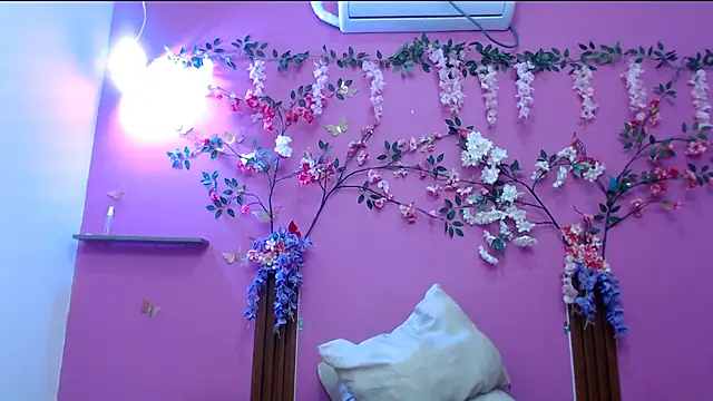 skinnysofia18 online show from 04-26-26, 01:42