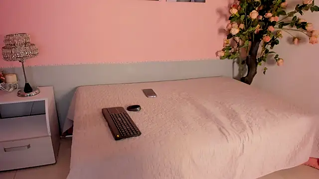 Stefany gonzales  online show from 11-24-25, 11:21