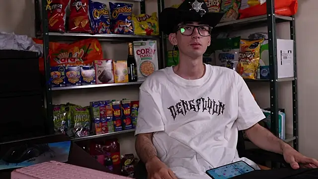 Snapshot of JoyBoy2003j chatting on 09-09-25, 11:48 JoyBoy2003j online show from 09-09-25, 11:48