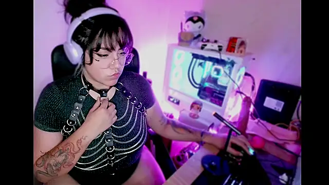 Snapshot of PinkDenial chatting on 09-16-25, 01:28 PinkDenial online show from 09-16-25, 01:28