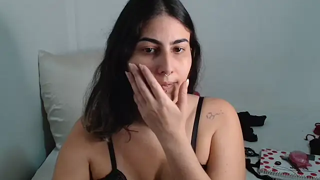 Snapshot of ApenasLys chatting on 10-15-25, 03:12 ApenasLys online show from 10-15-25, 03:12