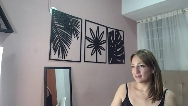 Snapshot of amara_rousse1 chatting on 07-12-26, 01:02 amara rousse1 online show from 07-12-26, 01:02