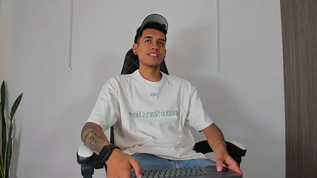 Snapshot of Nickyblazze_ chatting on 09-27-25, 02:00 Nickyblazze online show from 09-27-25, 02:00