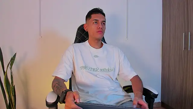 Snapshot of Nickyblazze_ chatting on 10-16-25, 12:06 Nickyblazze online show from 10-16-25, 12:06