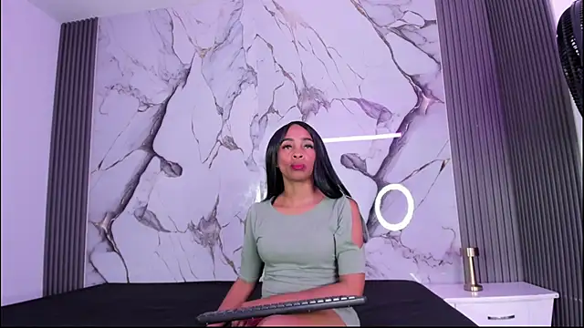 Snapshot of Hillarytonsonx chatting on 09-10-25, 12:05 Hillarytonsonx online show from 09-10-25, 12:05