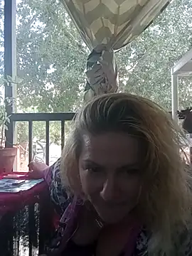 Snapshot of Goldenndoll chatting on 10-21-25, 05:02 Goldenndoll online show from 10-21-25, 05:02