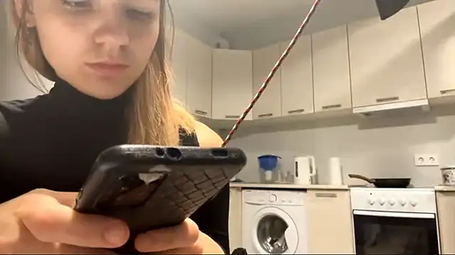 Snapshot of Denni_Spilber chatting on 10-18-25, 03:35 Denni Spilber online show from 10-18-25, 03:35