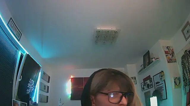 Snapshot of hellgirl1980 chatting on 10-19-25, 07:58 hellgirl1980 online show from 10-19-25, 07:58