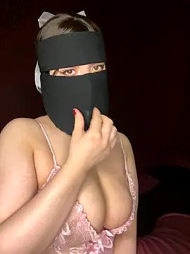 Snapshot of RooVaaN-Xx chatting on 10-29-25, 05:25 RooVaaN-Xx online show from 10-29-25, 05:25