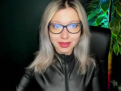 Snapshot of loveHeidi chatting on 09-15-25, 04:23 loveHeidi online show from 09-15-25, 04:23
